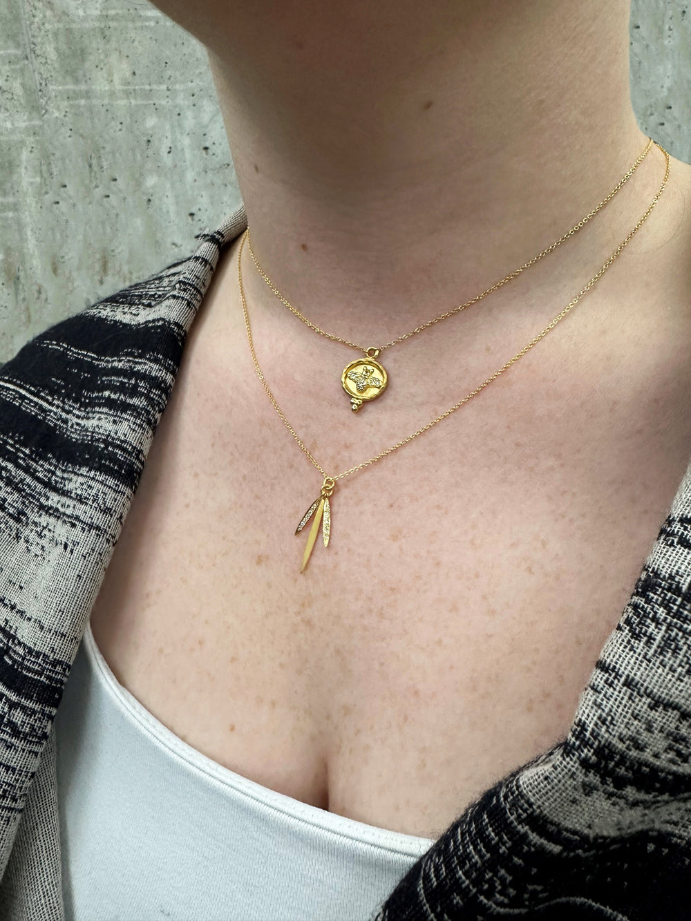 Pavé bee pendant