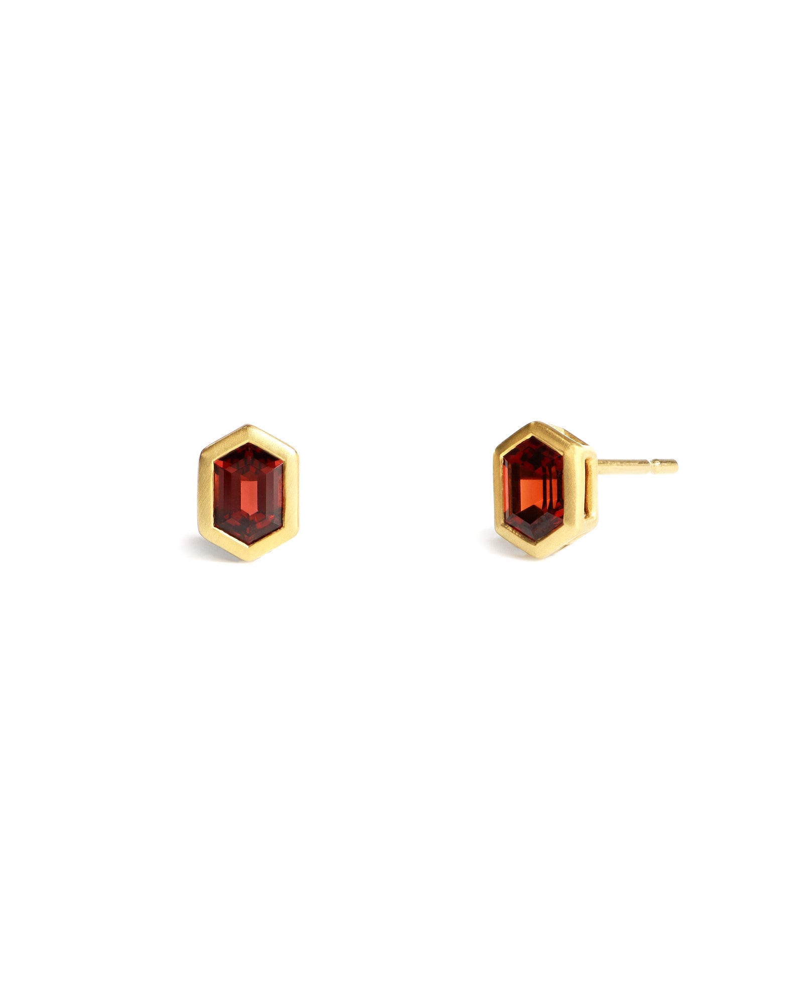 18ky Elongated Hexagon Red Garnet Bezel Studs